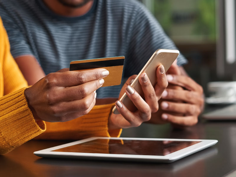 couple-looking-at-credit-card-image-citizens-bank