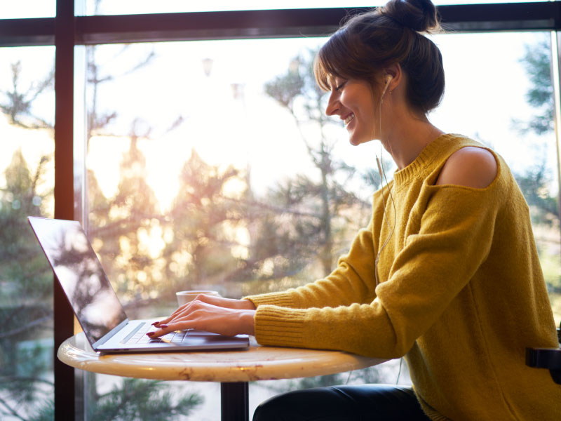 woman-banking-on-laptop-image-citizens-community-bank