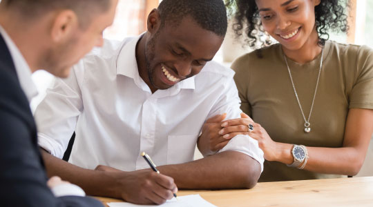 citizens-community-bank-couple-signing-loan-paper-image